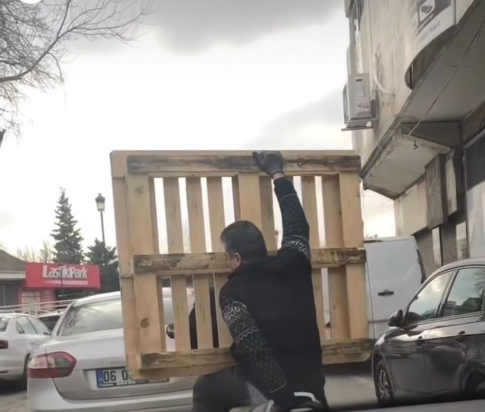 Antep’te tehlikeli yolculuk: Motosiklet üzerinde palet taşıdı