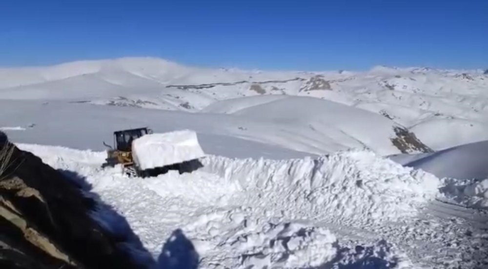 Beytüşşebap'ta karla mücadele çalışmaları devam ediyor