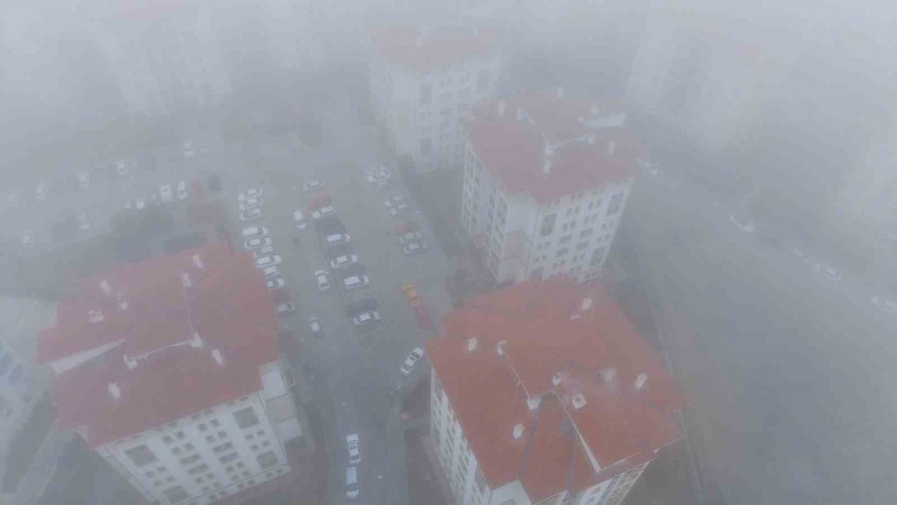 Elazığ’da 200 metreden şehir sis içinde kayboldu