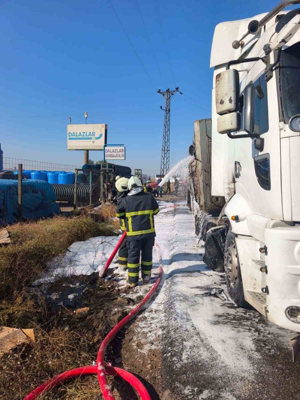 Kızıltepe'de 2 tır ile SUV tipi aracın çarpıştığı kaza sonrası alev alan tır söndürüldü