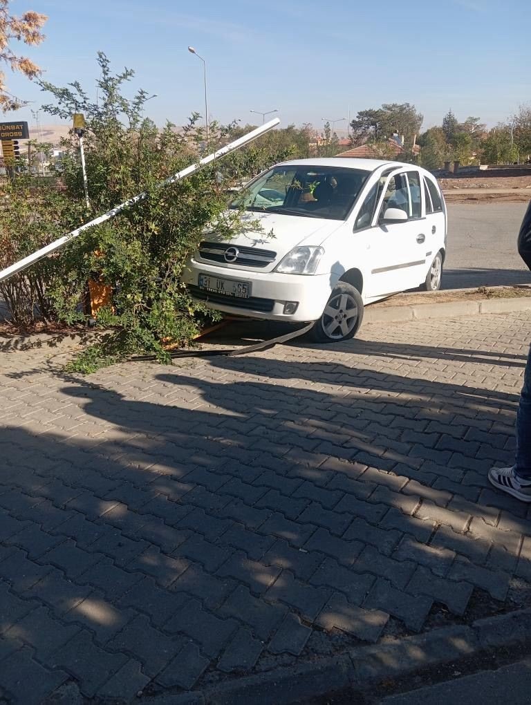 Kurtalan'da hastane bahçesine girmek isteyen sürücü refüje çıktı