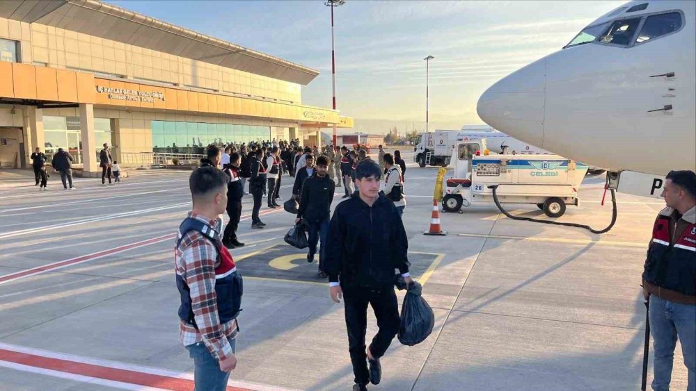 Van’da 300 göçmen ülkelerine geri gönderildi