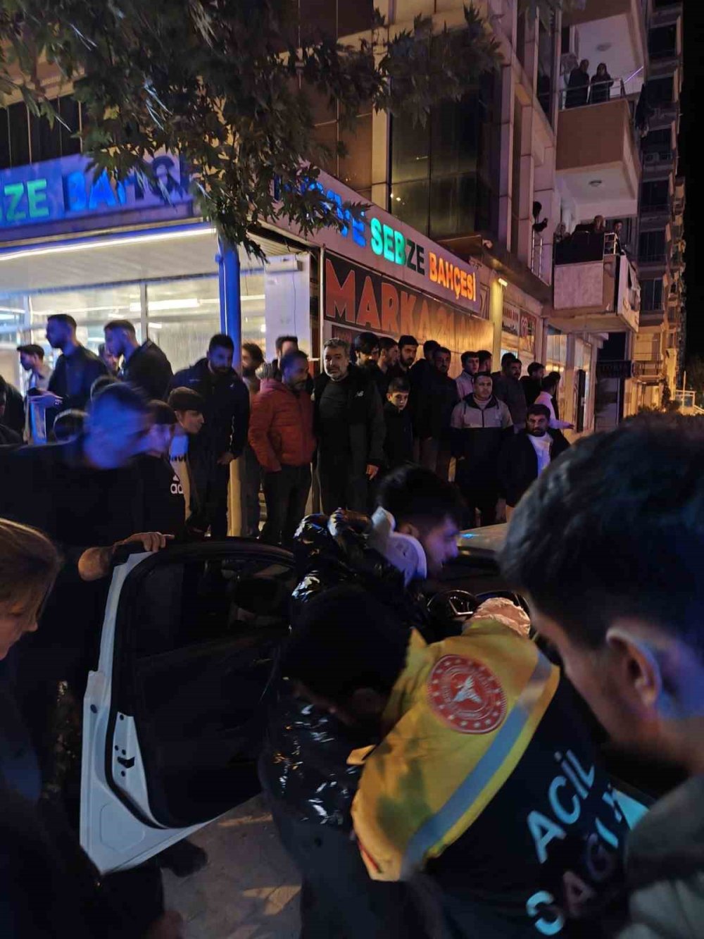 Otomobil, iş yeri merdivenine çarptı: 4 kişi yaralandı