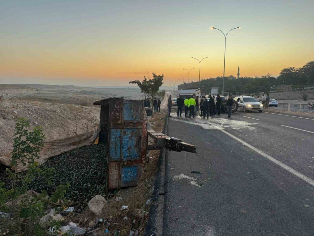 Urfa’da traktör ile kamyonet çarpıştı: 2 yaralı