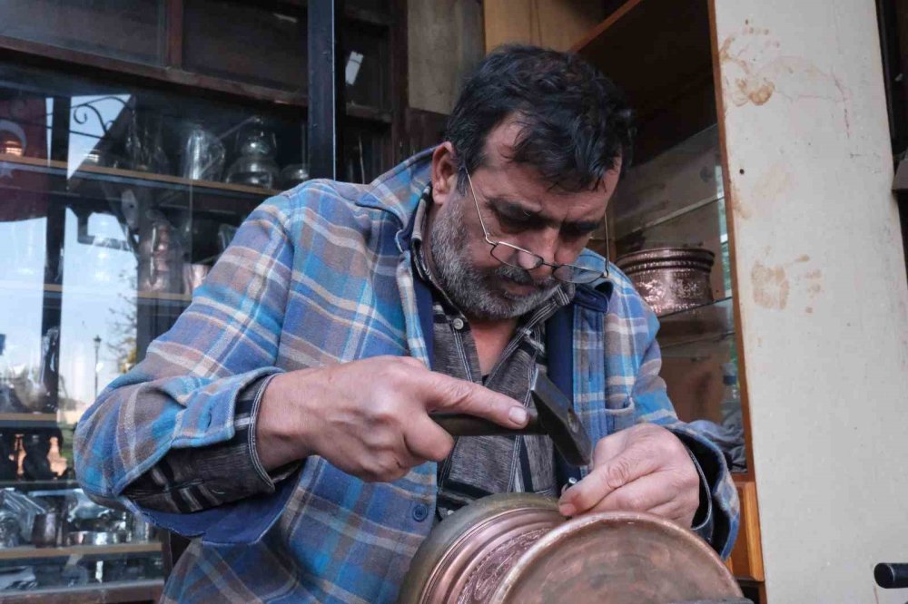 43 yıllık bakır ustası mesleğin sona ermesinden korkuyor