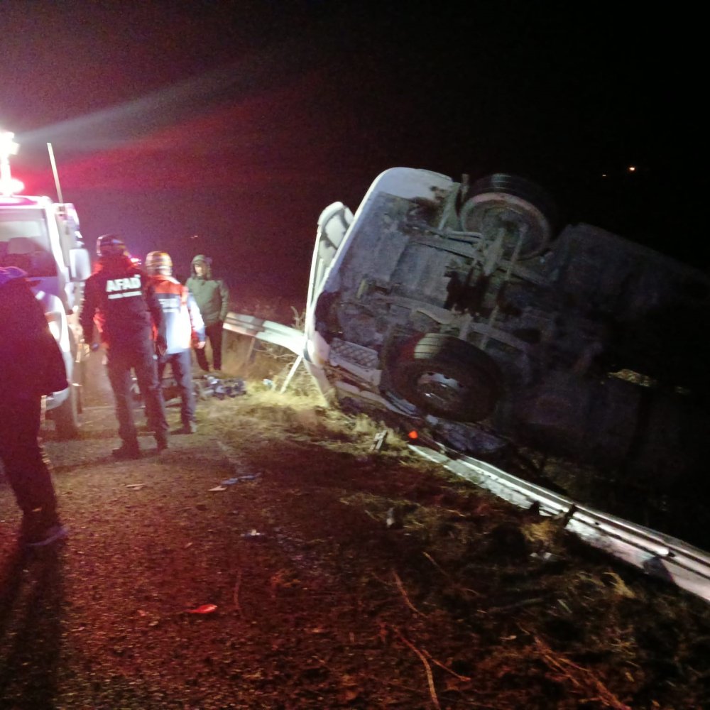 Elazığ’da bariyerlere çarpan kamyon devrildi: 1 kişi yaralandı