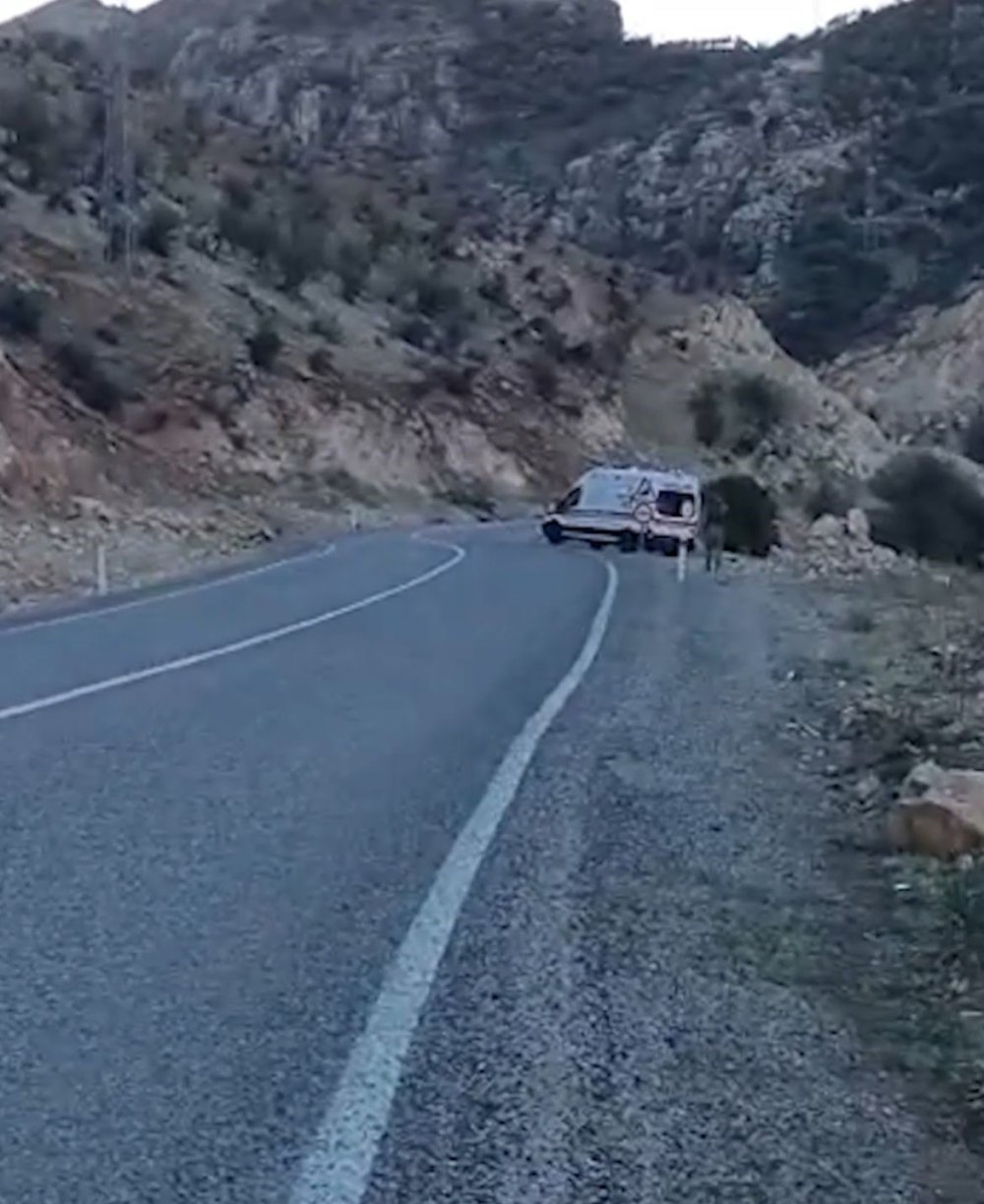 Eruh'ta araç şarampole yuvarlandı: 1’i ağır 4 yaralı