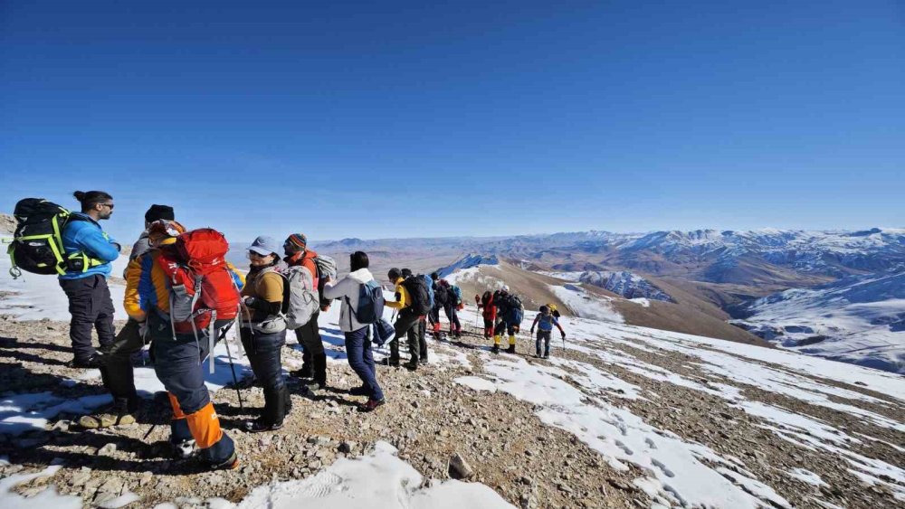 Vanlı dağcılar ’Öğretmenler Günü’ne özel tırmanış yaptı