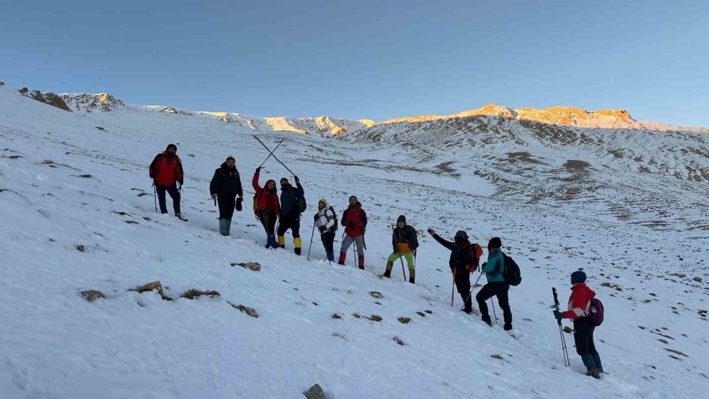 Vanlı dağcılar ’Öğretmenler Günü’ne özel tırmanış yaptı