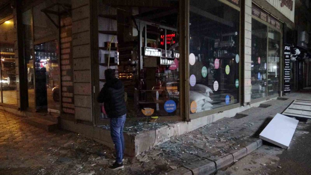 Hafriyat kamyonunun patlayan lastiği iş yerinin camlarını indirdi