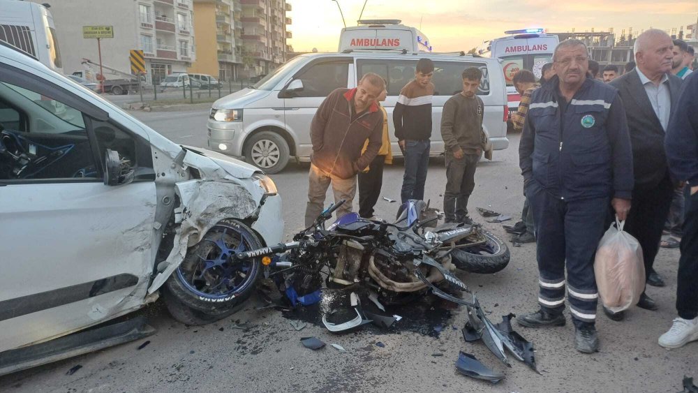 Silopi'de motosiklet ile hafif ticari aracın çarpıştığı kaza kamerada: 2 yaralı