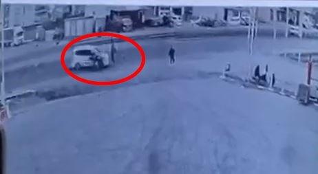 Silopi'de motosiklet ile hafif ticari aracın çarpıştığı kaza kamerada: 2 yaralı