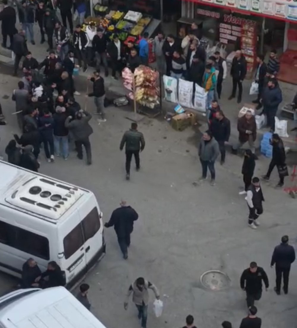 Husumetli iki aile sokak ortasında birbirine girdi