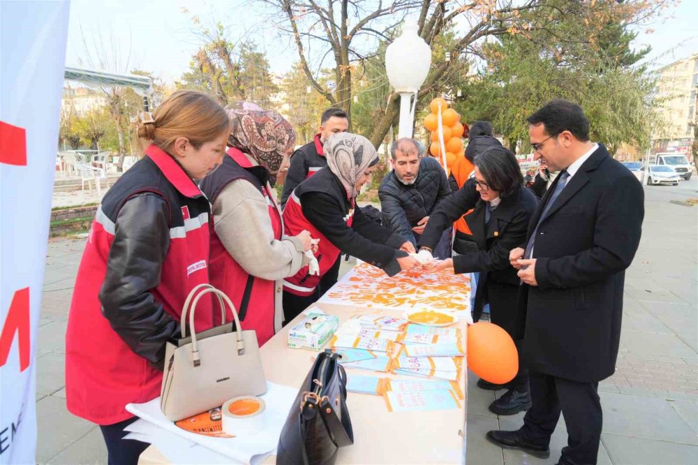 Muş’ta turuncu renkli farkındalık: Şiddete karşı açılan stant yoğun ilgi gördü