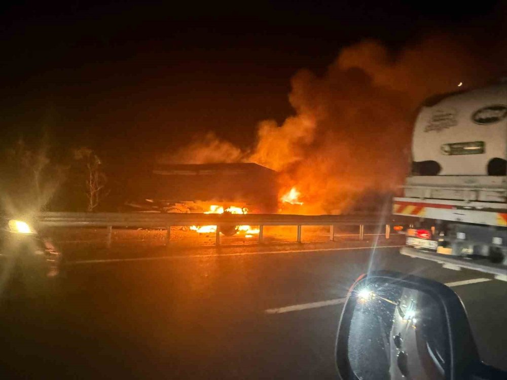 Römorka çarpan otomobil alev topuna döndü: 2 kişi yaralandı