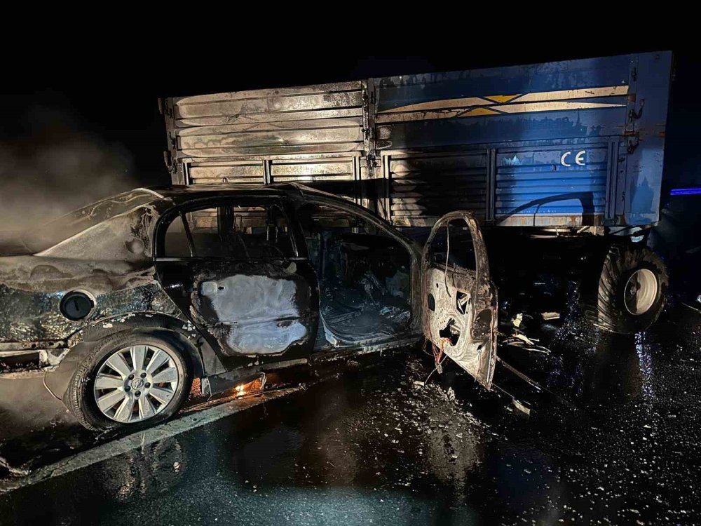 Römorka çarpan otomobil alev topuna döndü: 2 kişi yaralandı