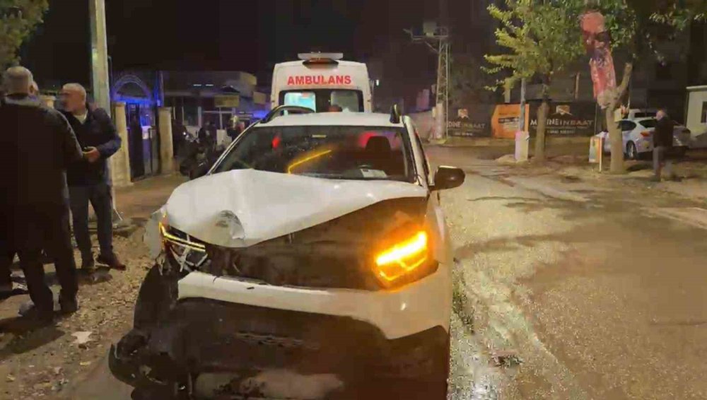 Yolcu minibüsü ile cip çarpıştı: 3 kişi yaralandı