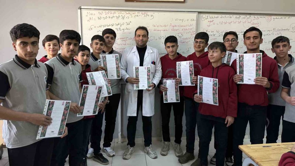 Yüksekova'da öğrencilerden öğretmenlere sürpriz