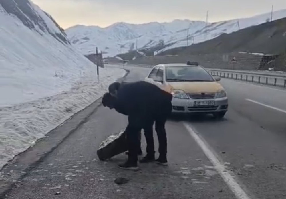 Yüksekova’da yola düşen kaya parçaları sürücülere korku dolu anlar yaşattı