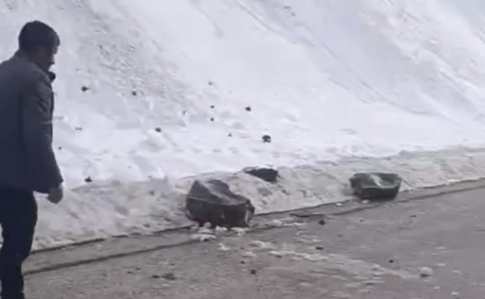 Yüksekova’da yola düşen kaya parçaları sürücülere korku dolu anlar yaşattı