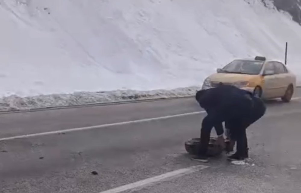 Yüksekova’da yola düşen kaya parçaları sürücülere korku dolu anlar yaşattı