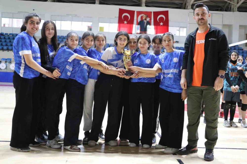Hakkari’de Yıldız Kızlar Voleybol İl Birinciliği sona erdi