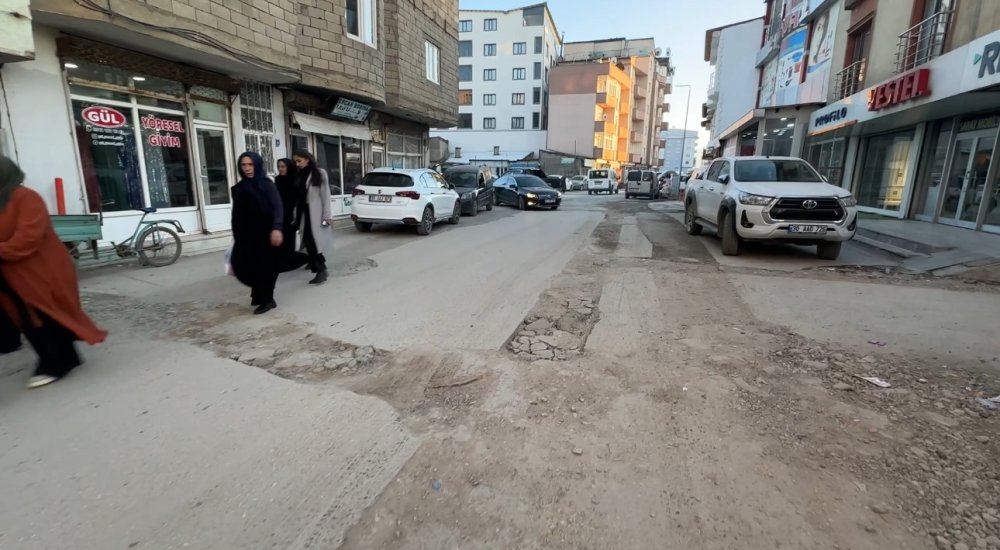 Yüksekova’da yollar doğal gaz için kazıldı ama onarılmadı