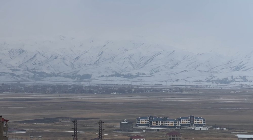 Yüksekova’nın etrafını çevreleyen dağlar bembeyaz