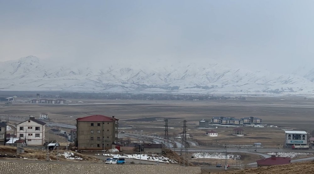 Yüksekova’nın etrafını çevreleyen dağlar bembeyaz