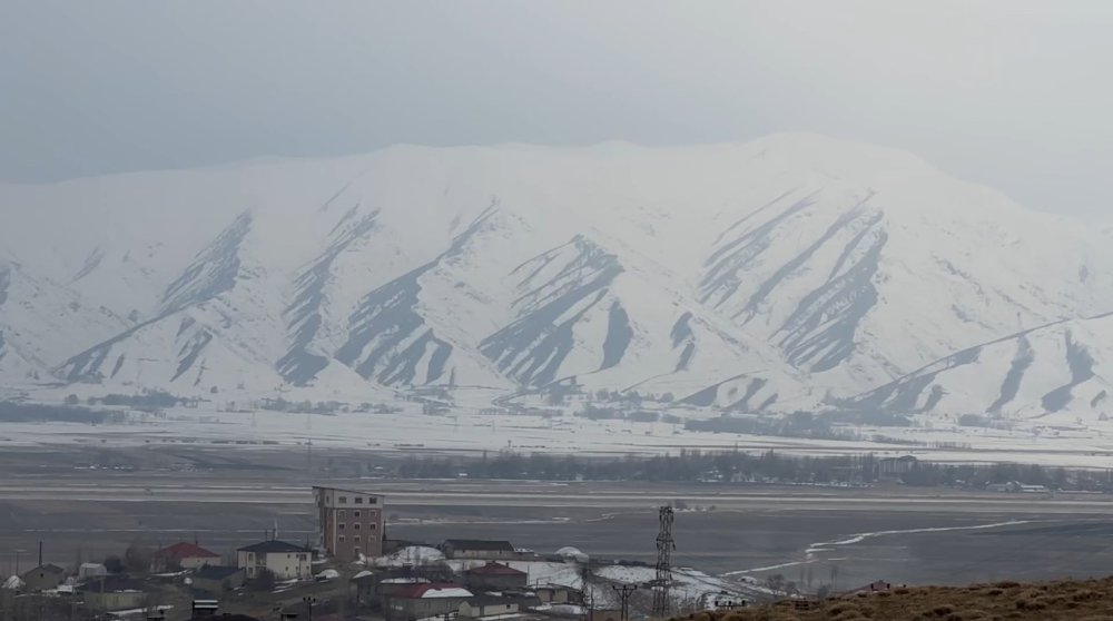Yüksekova’nın etrafını çevreleyen dağlar bembeyaz