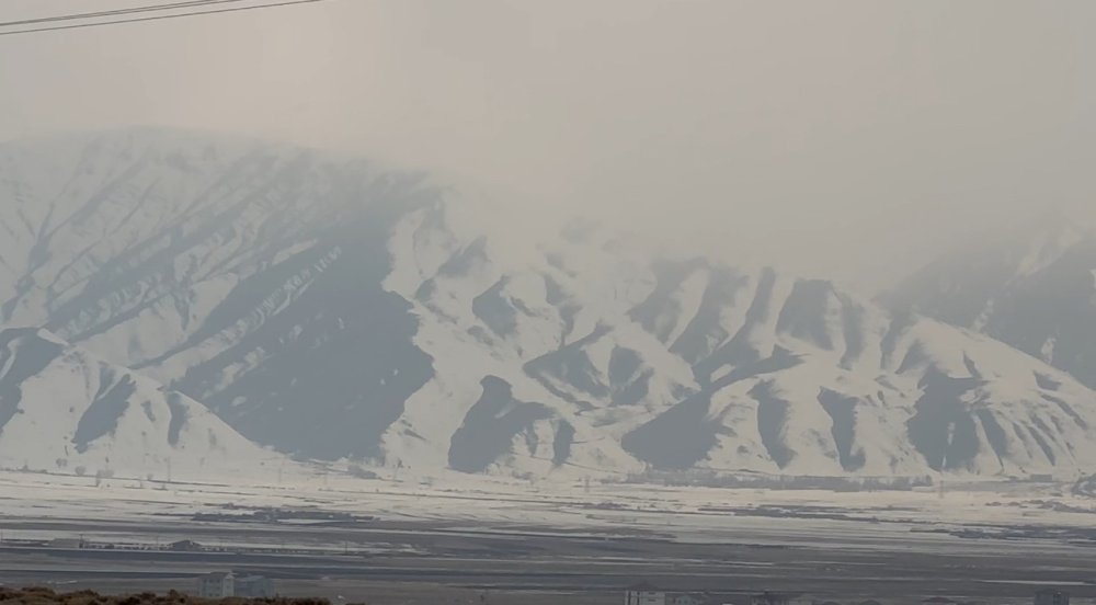 Yüksekova’nın etrafını çevreleyen dağlar bembeyaz