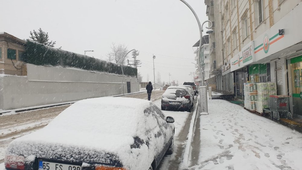 Başkale'de kar yağışı etkili oldu