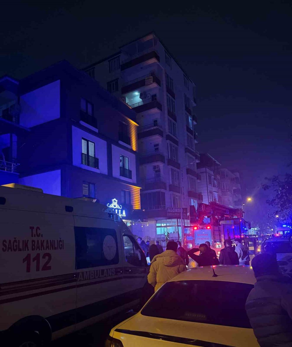 Batman’da cinnet getiren şahıs, evinin eşyalarını sokağa fırlattı