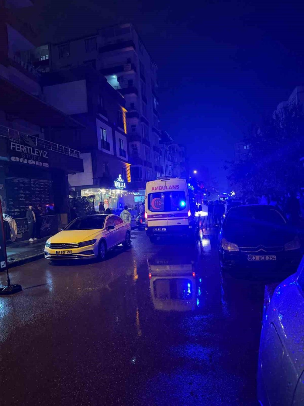 Batman’da cinnet getiren şahıs, evinin eşyalarını sokağa fırlattı