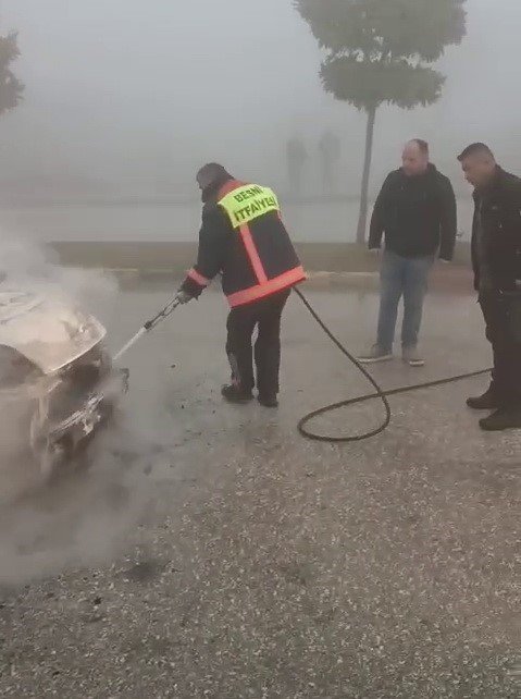 Besni'de seyir halindeki araç yanarak hurdaya döndü