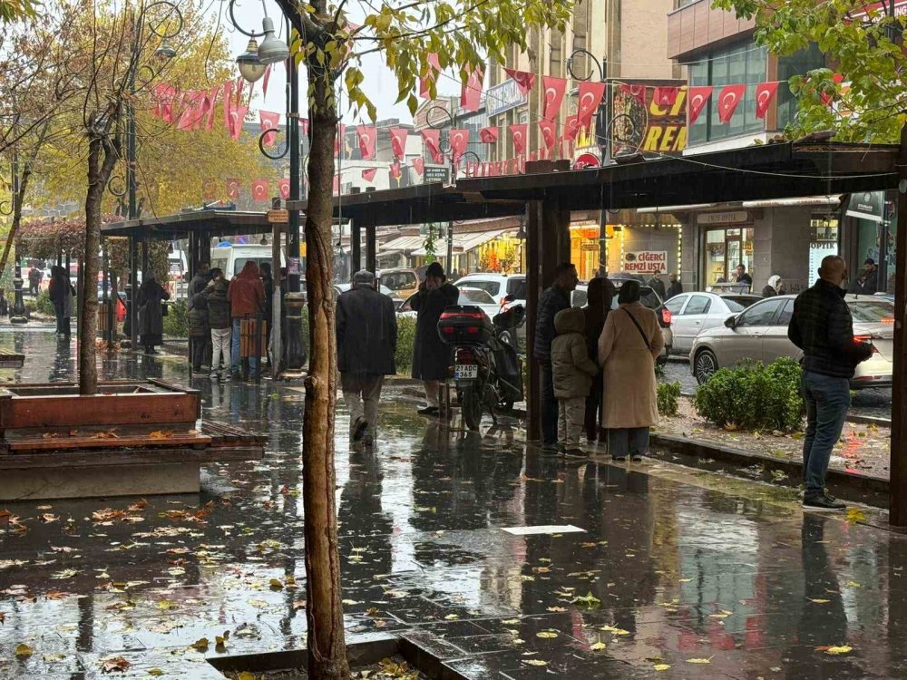 Diyarbakır’da aniden bastıran yağmur hayatı felç etti