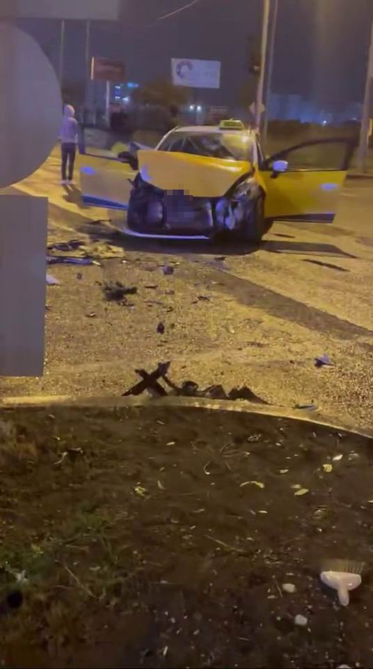 Diyarbakır’da iki otomobil çarpıştı: 2 kişi yaralandı