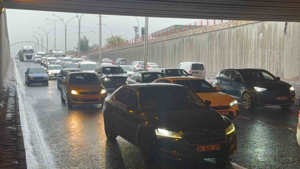 Diyarbakır’da zincirleme kaza: Trafik durma noktasına geldi, 3 kişi yaralandı