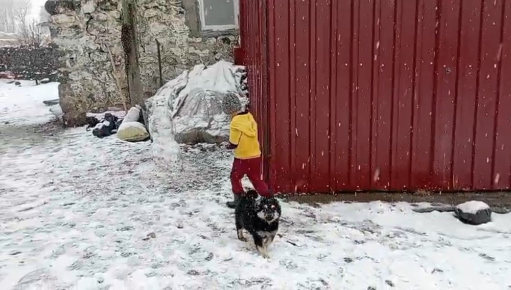 Kars’ta kar coşkusu: Çocuklar kardan adam yaptı, kızak kaydı