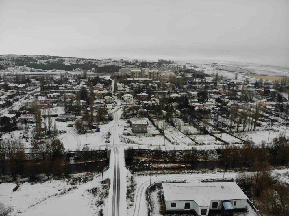 Kars’ta kar coşkusu: Çocuklar kardan adam yaptı, kızak kaydı