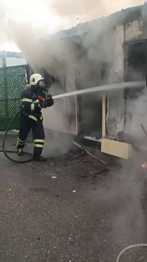 Konteyner alev alev yandı