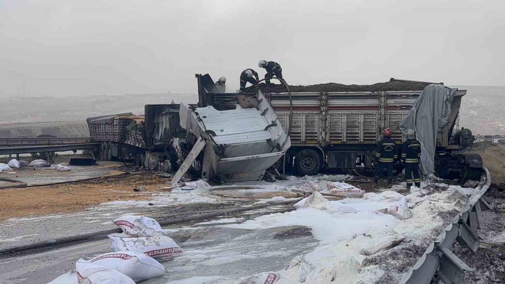 TAG Otoyolu’nda çarpışan 3 tır yandı