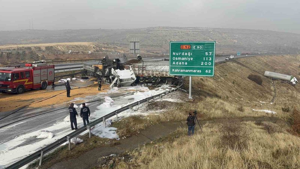 TAG Otoyolu’nda çarpışan 3 tır yandı