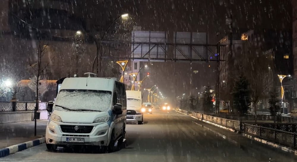 Yüksekova’da yağmur yerini kar yağışına bıraktı