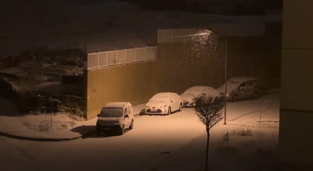 Yüksekova’da yağmur yerini kar yağışına bıraktı