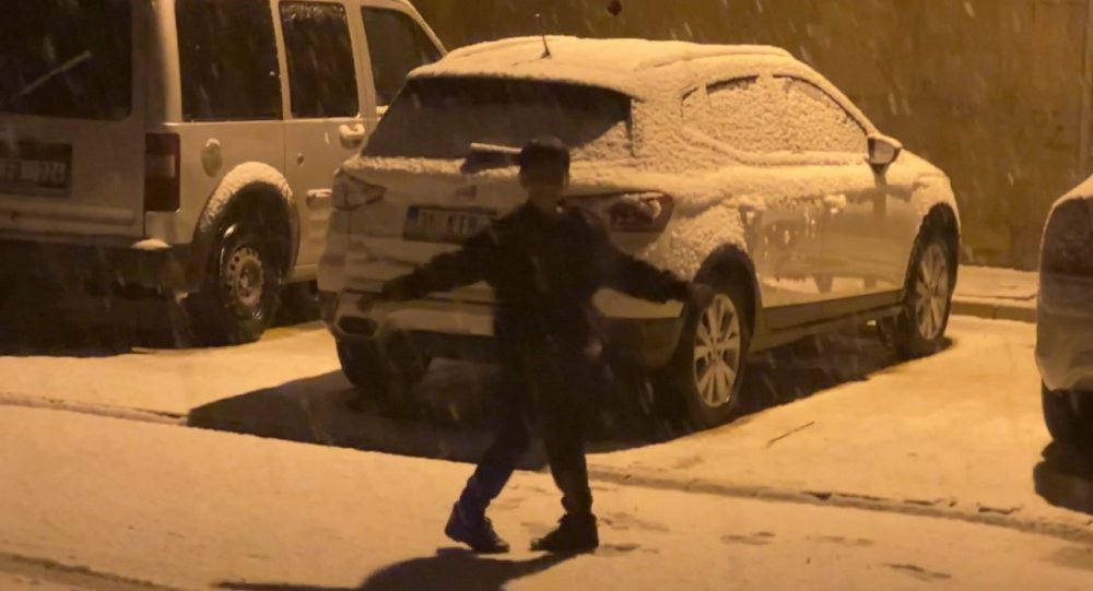 Yüksekova’da yağmur yerini kar yağışına bıraktı