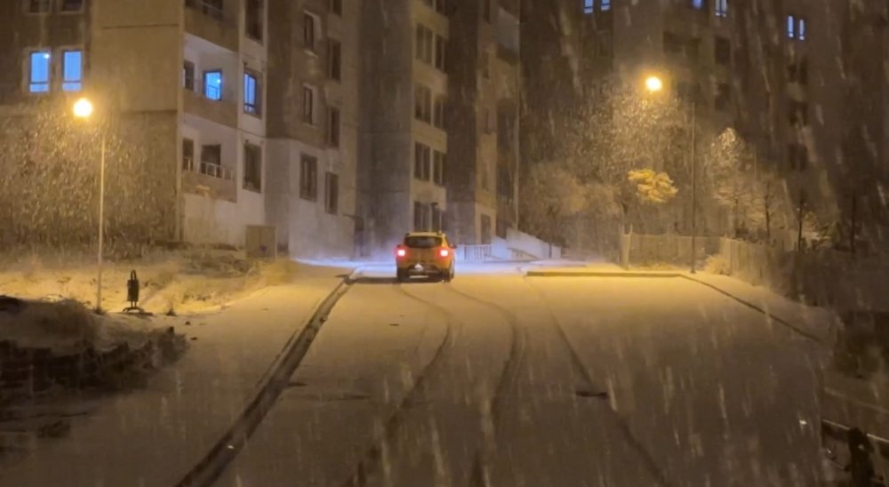 Yüksekova’da yağmur yerini kar yağışına bıraktı