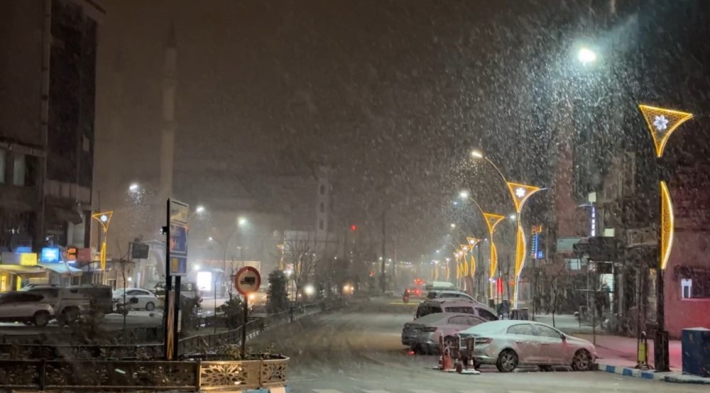 Yüksekova’da yağmur yerini kar yağışına bıraktı