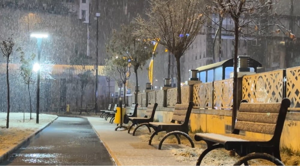 Yüksekova’da yağmur yerini kar yağışına bıraktı