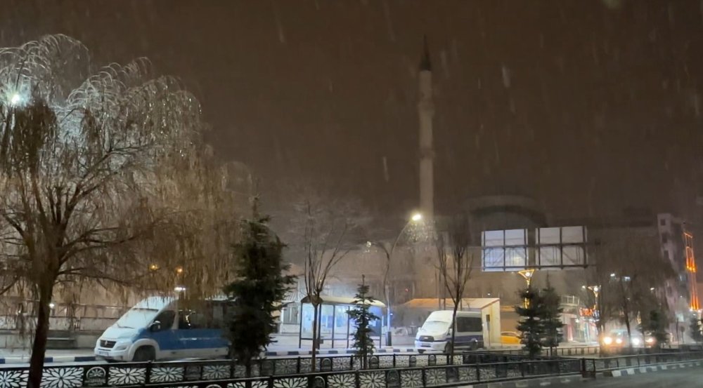 Yüksekova’da yağmur yerini kar yağışına bıraktı